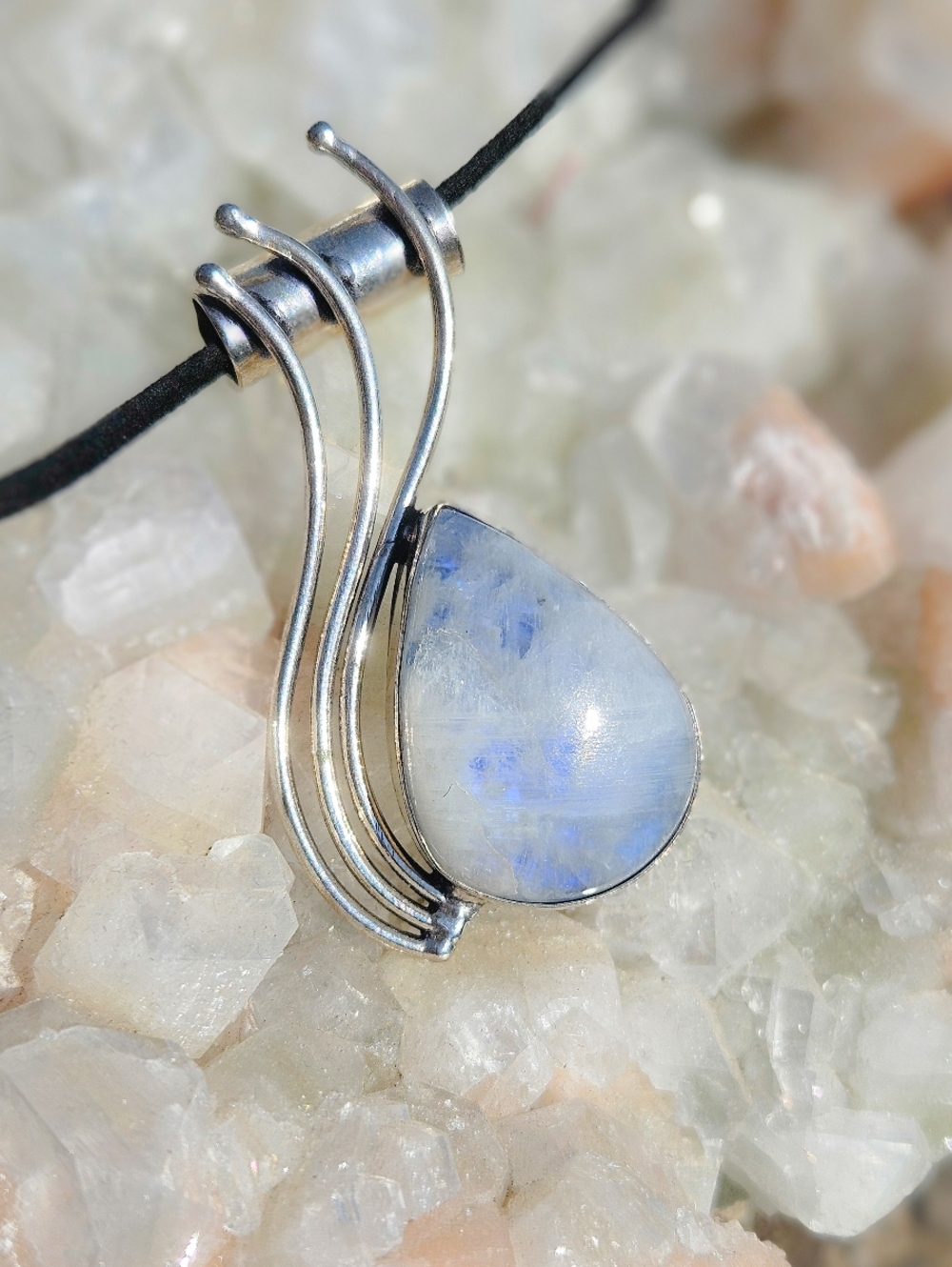 NWT MOONSTONE 925 SILVER PENDANT